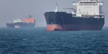 Iran, Teheran colpisce nave cargo. Arriva la risposta Usa con raid nella notte: chiuso Hormuz