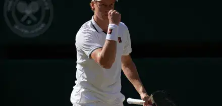 Sinner &egrave; leggenda: fa il bis a Wimbledon battendo Zverev in quattro set