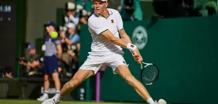Sinner resta il re di Wimbledon, battuto Zverev in 4 set