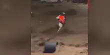 Inondazioni Cina,le immagini di un'automobilista salvata dalla furia delle acque