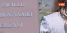 Meloni depone un mazzo di fiori alla stele di Capaci