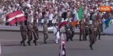 Il Tricolore italiano sfila alla parata militare a Parigi per la festa del 14 Luglio
