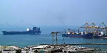 Iran, fuoco incrociato fa tremare la tregua. Bombe su Hormuz e missili nel Golfo