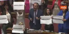 M5S espone cartelli contro maggioranza con scritto 'Imbullonati', Pirondini: Governo vada a casa