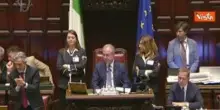 Dibattito interrotto da ingresso Ministra Roccella in Aula, l'applauso alla Camera