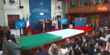 Lollobrigida dona alla premier un enorme mazzo di rose a premiazione Maestri della cucina