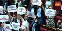 Legge elettorale, bagarre in Aula prima del voto. I cartelli delle opposizioni: "Meloni ha fallito"