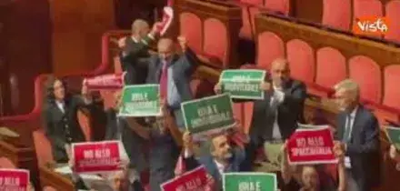 "No allo spacca Italia", protesta opposizioni con cartelli al Senato contro Autonomia differenziata