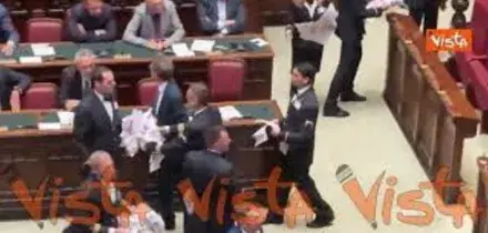 Magi espone enorme scheda elettorale con scritto 'Il tuo voto non conta' alla Camera