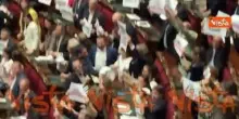 Bagarre in Aula prima del voto su legge elettorale, i cartelli delle opposizioni "Meloni ha fallito"