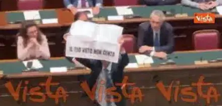 Protesta opposizione con cartelli in Aula, Commessi Camera costretti a ritirarli in pi&ugrave; volte