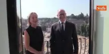 Sharon Stone e Gualtieri in Campidoglio affacciati dal balcone con vista Fori Imperiali