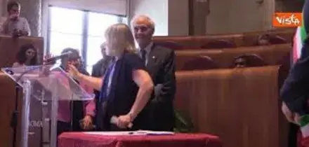 Gualtieri firma dichiarazione per la pace con i Premi Nobel in Campidoglio