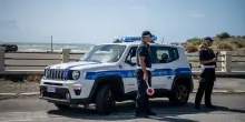 Vigili urbani armati in strada ma derubati a casa. Sparite tre pistole all'anno