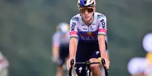 Evenepoel beffa Pogacar e vince la 15esima tappa al Tour, ritiro Vingegaard