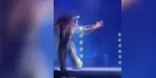 Noemi choc durante il concerto: cade rovinosamente dal palco e finisce in ospedale | GUARDA