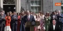 Standing ovation all'arrivo di Keir Starmer alla sua ultima conferenza stampa da Primo ministro