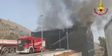 Incendio in attivit&agrave; commerciale nel Palermitano, le operazioni di spegnimento