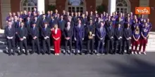Sanchez riceve Nazionale spagnola a Palazzo della Moncloa, la foto di gruppo con la Coppa del Mondo