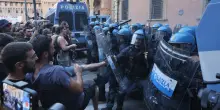 La piazza di Lepore finisce tra bombe carte e lacrimogeni