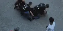 Morto durante l'arresto, tutti i precedenti di Fakir. Sinistra contro la polizia