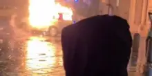 Caccia rossa al poliziotto a Bologna. Pietre, bombe carta e auto in fiamme: il video choc