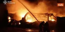 Guerra Ucraina, raid russi su Sumy, in fiamme un grattacielo e un centro commerciale
