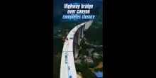Cina, costruito un ponte alto come un edificio di 50 piani su un canyon