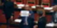 Senato, M5S occupa banchi governo per no giunta a chat Delmastro