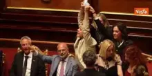 "Vergogna, vergogna", Senatori M5s occupano i banchi del Governo per caso Delmastro