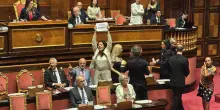Gazzarra dei 5 Stelle: occupano il Senato tra urla, spintoni e feriti