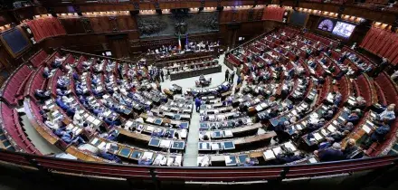 Grillini allo sbaraglio: bagarre, cartelli e occupazione per le chat di Delmastro