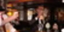Andy Burnham festeggia il taglio delle tasse al pub con birra in mano