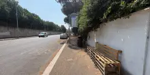 Pensiline ancora un miraggio, i bus si attendono in piedi e al caldo