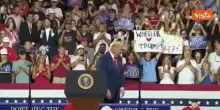 Parte Ymca al termine del comizio in Georgia e Trump balla la 'Trump dance'