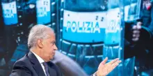 Piantedosi: "I poliziotti hanno agito in modo corretto". Cosa emerge dai video