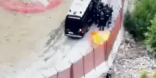 Razzi e bombe, guerra NoTav in Val di Susa: i video choc e l'agguato alle forze dell'ordine