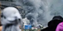 Sessanta feriti tra le forze dell'ordine. Meloni: "Attacco allo Stato"