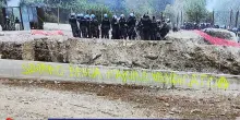Da Fakir ai NoTav, la scritta che conferma la regia rossa: "Sbirro brucia"