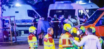 Attentato a Berlino, islamista investe la folla al Pride: un morto e 16 feriti. &Egrave; caccia all'uomo