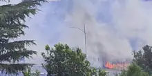 Incendi, paura sul tratto urbano dell'A24: fiamme e fumo sulla careggiata