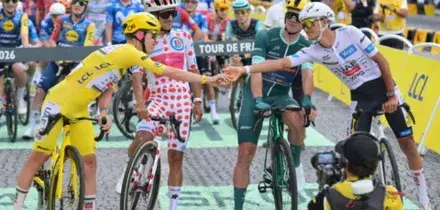 Al Tour pokerissimo di Pogacar, sui Campi Elisi vince Van Der Poel