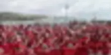 Kate Bush, centinaia in rosso ballano sul porto di Folkestone