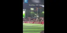 Cina, drone consegna il pallone alla finale della "Village Super League"