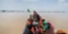 Villaggi allagati in Pakistan, gli abitanti fuggono in barca