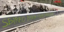 La scritta della vergogna dei No Tav in Piemonte: &ldquo;Fakir &egrave; vendicato, sbirro brucia&rdquo;