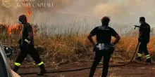 Fiamme ad Anagnina: donna intossicata dal fumo. Strade chiuse e traffico in tilt | GUARDA