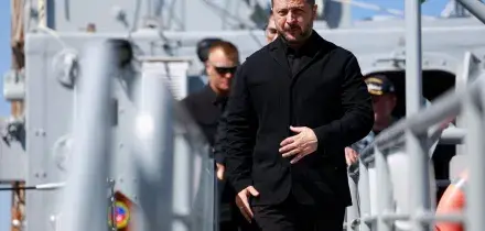 Mosca, pioggia di droni da Kiev. E Zelensky incontra Trump: "Nuove sanzioni"