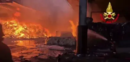 Incendio in un'isola ecologica nel Milanese, vigili del fuoco in azione