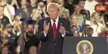 L'iconica Trump dance del Presidente Usa sulle note di Ymca a un comizio in Michigan